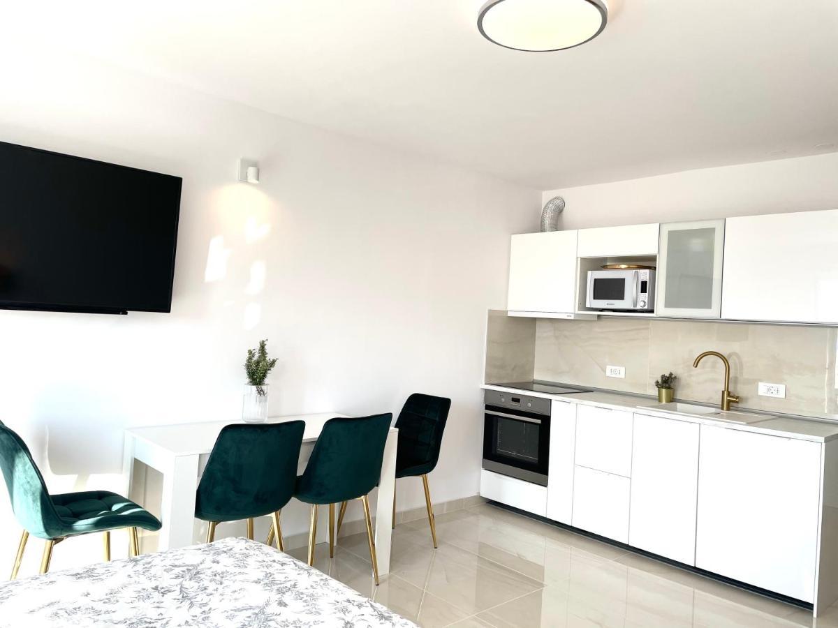Apartment Vila ** Stinica Exteriör bild